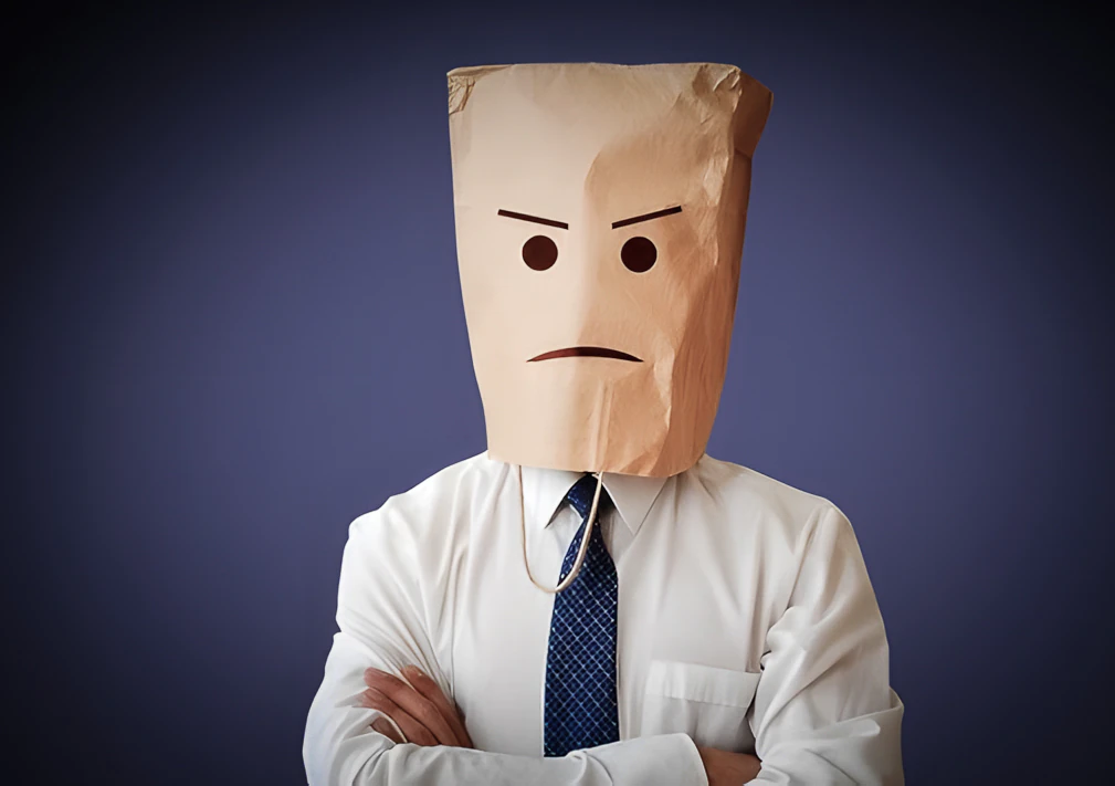 Portret van boze zakenman met papieren zak over het hoofd.